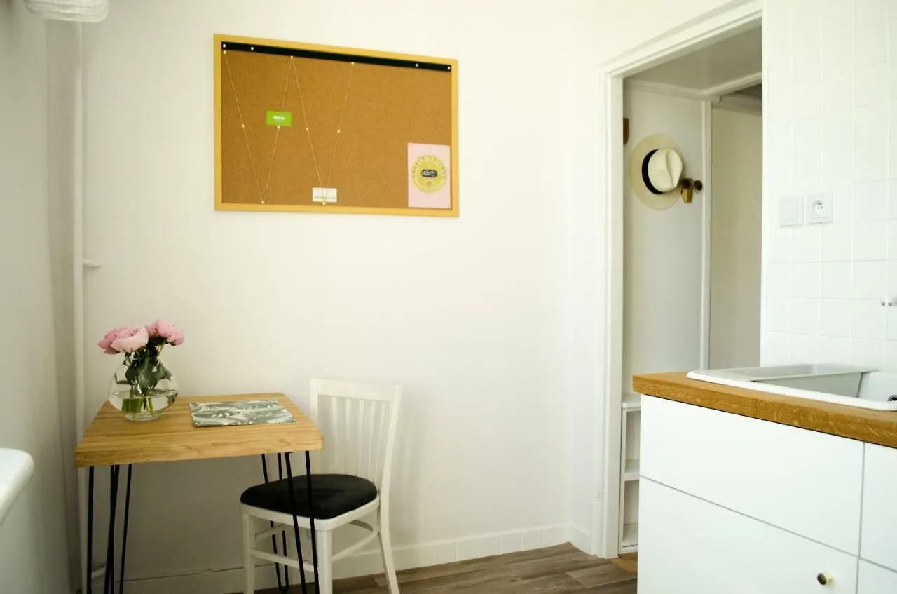 Slow Life Apartment Next To Metro Station Varşova 0*,